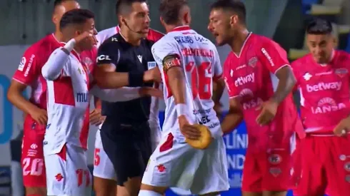 Franco Bechtholdt sostiene la sopaipilla arrojada a la cancha de Concepción