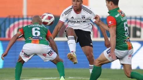 Damián Pizarro en acción en el estadio El Cobre. Anotó el descuento de Colo Colo.