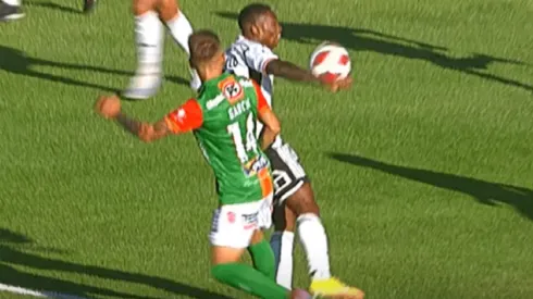 La mano del colombiano Fabián Castillo que terminó en un penal para Cobresal.