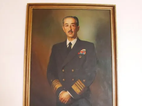 Armada deberá quitar fotos de almirante de la Junta Militar