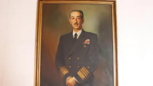 Armada deberá quitar fotos de almirante de la Junta Militar