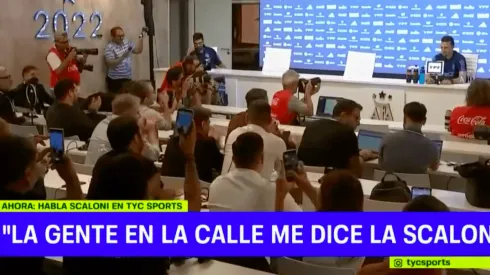 Los periodistas hicieron de hinchas y le cantaron a Scaloni