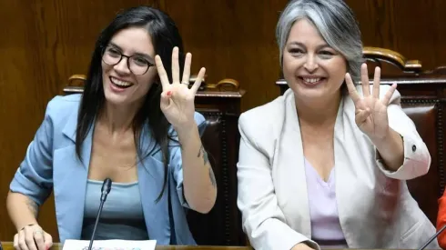 Las ministras Camila Vallejo y Jeannette Jara durante discusión en el Senado por proyecto de 40 horas laborales.