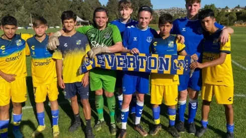 Los alumnos del Blue's Football College visitaron a la escuela de Everton de Viña del Mar.