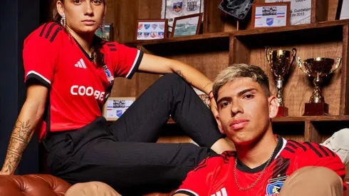 La tercera camiseta de Colo Colo está marcada por un rojo furioso
