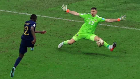 Kolo Muani se quedó con el grito de gol en la garganta por culpa del Dibu Martínez, una herida que está lejos de cerrar aún.