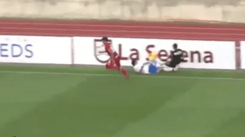 Gonzalo Tapia y Cindy Nahuelcoy se pasan a llevar y ambos terminan en el suelo.