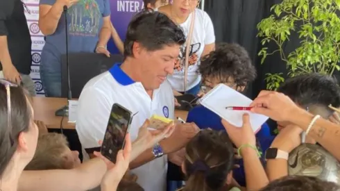 Iván Zamorano causó furor inaugurando la Inter Academy