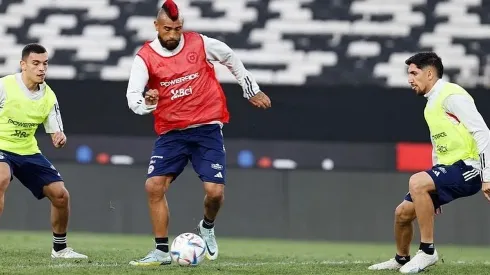 Arturo Vidal entrenó con los titulares de la selección chilena en la previa del partido de este lunes en el estadio Monumental