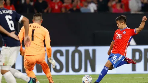 Alexander Aravena frente a Paraguay