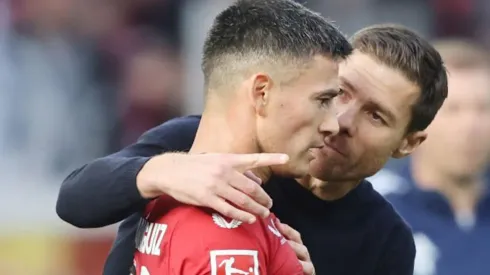 Xabi Alonso le da instrucciones a Charles Aránguiz