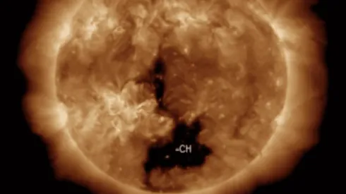 Detectan el segundo agujero gigante en el Sol y sería más grande que la Tierra