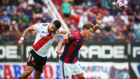Paulo Díaz lucha una pelota aérea con el delantero argentino esloveno Andrés Vombergar.