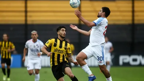 Peñarol y Nacional juegan un nuevo Superclásico del fútbol uruguayo.