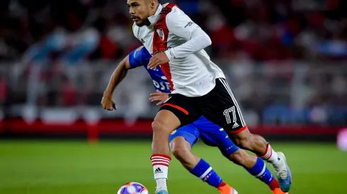 Paulo Díaz en acción ante Unión Santa Fe. River Plate ganó y sigue líder en Argentina.