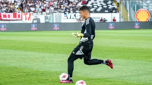 Martín Ballesteros en un calentamiento con el buzo de Colo Colo.