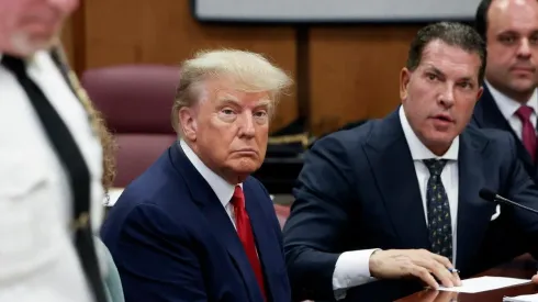 Donald Trump junto a sus abogados en la sala del tribunal durante su comparecencia en el Tribunal Penal de Manhattan el 4 de abril de 2023 en Nueva York.