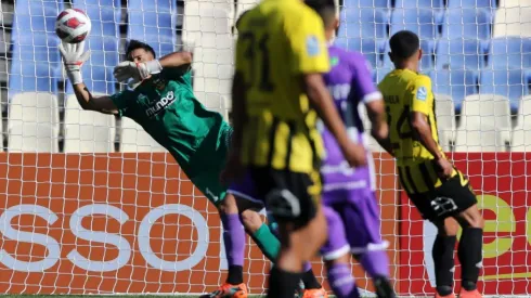 Nery Veloso atajó dos penales y clasificó a Fernández Vial