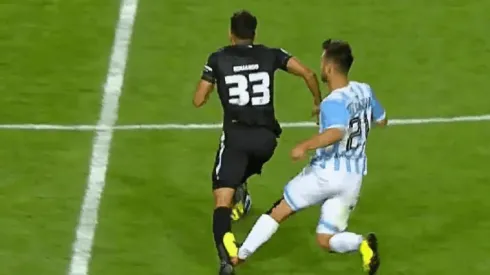 La patada de Carlos Villanueva a Carlos Eduardo en el duelo de Magallanes ante Botafogo.