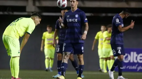 Fernando Zampedri anotó un polémico gol para salvar a la UC ante Colina.