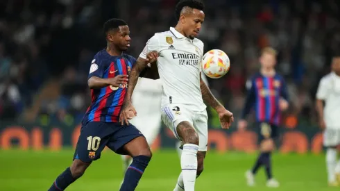 Militao enfrentando al Barcelona