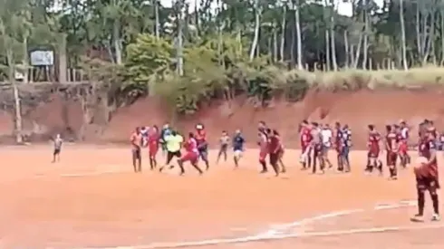 Árbitro persigue a jugador con un cuchillo