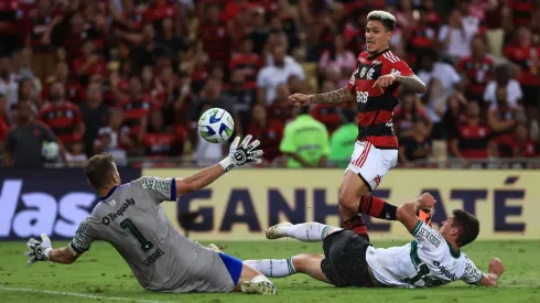 Benjamín Kuscevic intenta sin éxito evitar el gol de Pedro en la victoria del Flamengo al Coritiba.