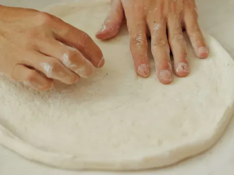 Receta de masa de pizza casera y crujiente