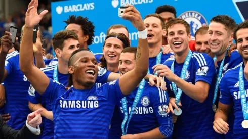 Drogba celebrando el título de la Premier League 2014-2015 con el Chelsea