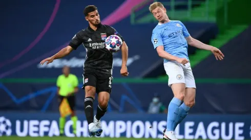 Houssem Aouar en acción ante el Manchester City.