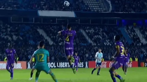 Hernán Galindez recibió un increíble autogol en la derrota del Aucas ante Racing Club.