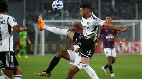 Ramiro González despeja el balón ante Monagas