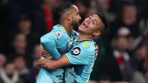 Carlos Alcaraz celebra con Theo Walcott ante el Arsenal. Southampton pudo ganar, pero igualó 3-3 ante el líder de la Premier League.