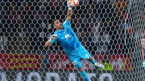 En España aseguran que el Villarreal va por Claudio Bravo.