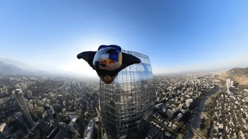 Sebastián Ardilla Álvarez nuevamente sorprende con un sobrevuelo, esta vez en el Costanera Center.