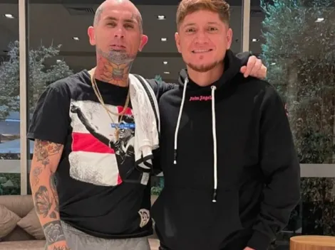 Leo Gil le lleva un regalo al cantante de Ke Personajes