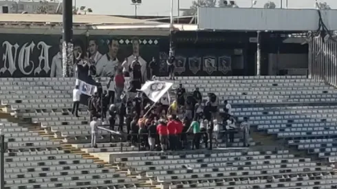 El ataúd del Guatón Carlos en la tribuna Arica del estadio Monumental