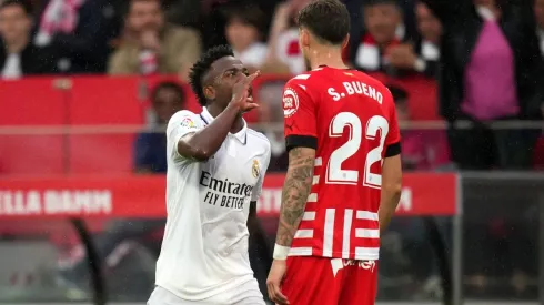 Vinícius Junior tuvo un partido muy disputado con el uruguayo Santiago Bueno.