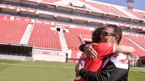 Pepe Santoro, ídolo de Independiente, abraza al influencer organizador Santiago Maratea