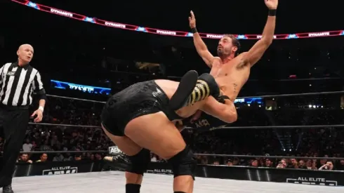 Ariel Levy siendo masacrado por Wardlow