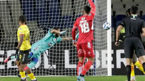 Rómulo Otero anotó un golazo en el partido de Ñublense ante Aucas.