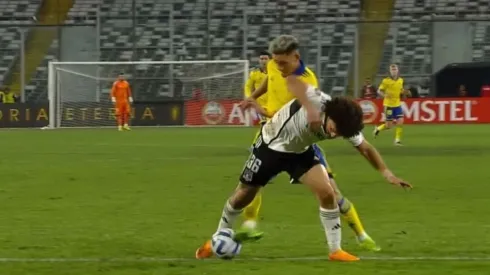 Falcón cometió un error infantil que costó el segundo gol de Boca, y según Rodrigo Herrera en el fútbol chileno podrían haber cobrado falta en su contra.