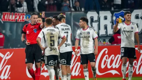 Esteban Pavez y Leonardo Gil tuvieron visiones disímiles de la jugada que terminó con la expulsión de Carlos Palacios.