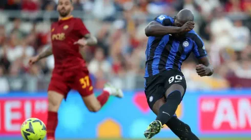 Romelu Lukaku dispara para el 2-0