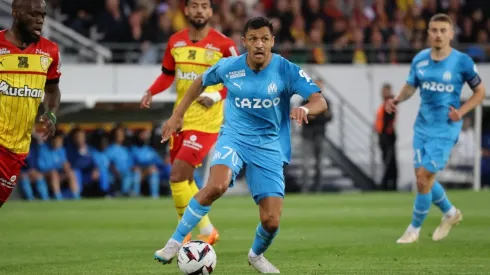 Alexis Sánchez sintió una molestia en el minuto 20 del choque entre Lens y Marsella, y lo sustituyeron en el descanso.