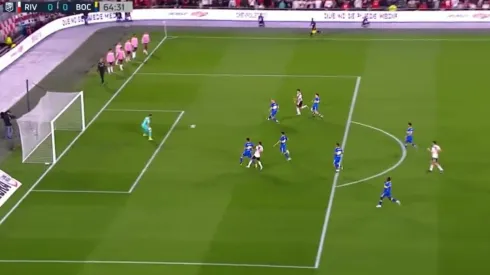 El tiro cruzado de Pablo Solari que no logró el gol para River Plate.