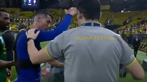 Cristiano Ronaldo empuja a un auxiliar del equipo contrario