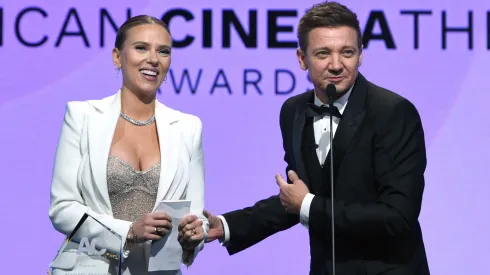 Scarlett Johanson visitó a Jeremy Renner luego de accidente.