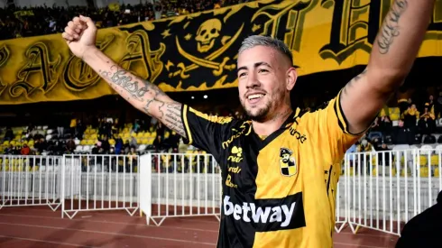 Rodrigo Holgado celebra con los hinchas de Coquimbo Unido.