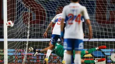 Gabriel Castellón se lució para tapar un penal de Fernando Zampedri y Huachipato venció a la UC.